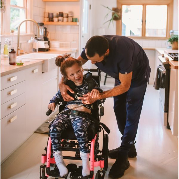 curavital-pflegedienst-pflegehilfe-und-betreuungsdienst-seniorenbetreuung-Kind-im-Rollstuhl